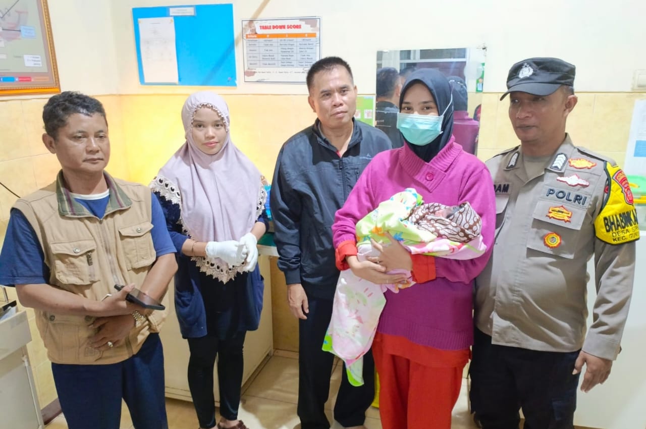 DIAMANKAN : Petugas Polsek Gunungguruh bersama petugas Puskemas Gunungguruh, saat mengamankan bayi yang dibuang ibunya diduga hasil hubungan gelas saat bekerja jadi TKW di Arab.(Foto : ist)