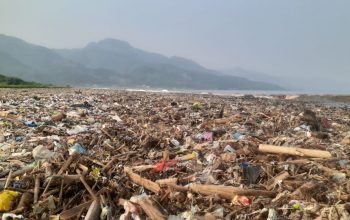 KUMUH : Kondisi serakan sampah di pantai Talanca Loji, Kecamatan Simpenan, Kabupaten Sukabumi.(FOTO : NANDI/ RADARSUKABUMI)