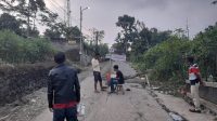 SWADAYA : Warga saat swadaya memperbaiki jalan rusak di Kampung Pasir Reungit, Desa Jayabakti, Kecamatan Cidahu, Kabupaten Sukabumi.