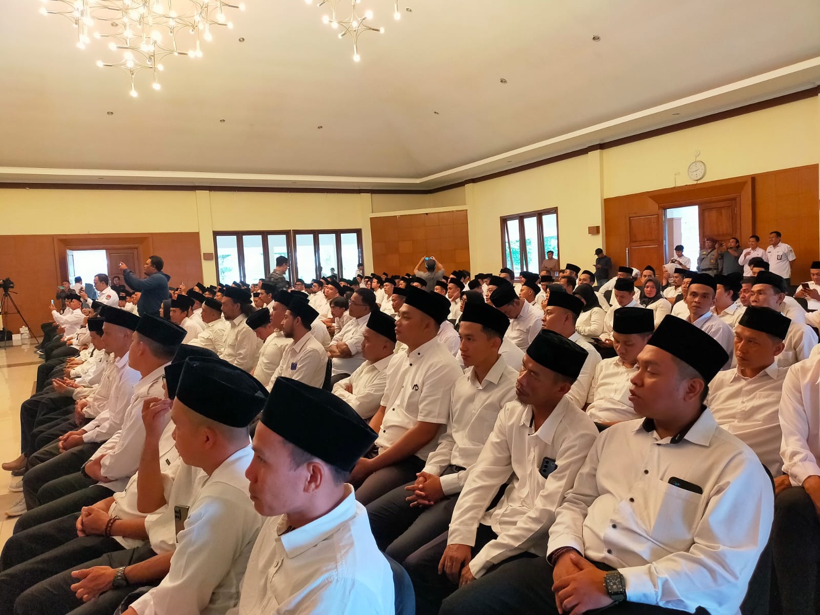 PELANTIKAN : Prosesi pelantikan anggota PPK Kota dan Kabupaten Sukabumi.