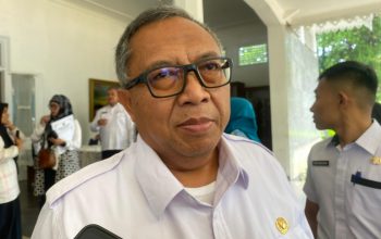 DIWAWANCARAI : Bupati Sukabumi, Marwan Hamami saat diwawancarai Radar Sukabumi, di Gedung Negara Pendopo Sukabumi, Jalan Raya Ahmad Yani, Kota Sukabumi.(FOTO : DENDI/RADAR SUKABUMI)