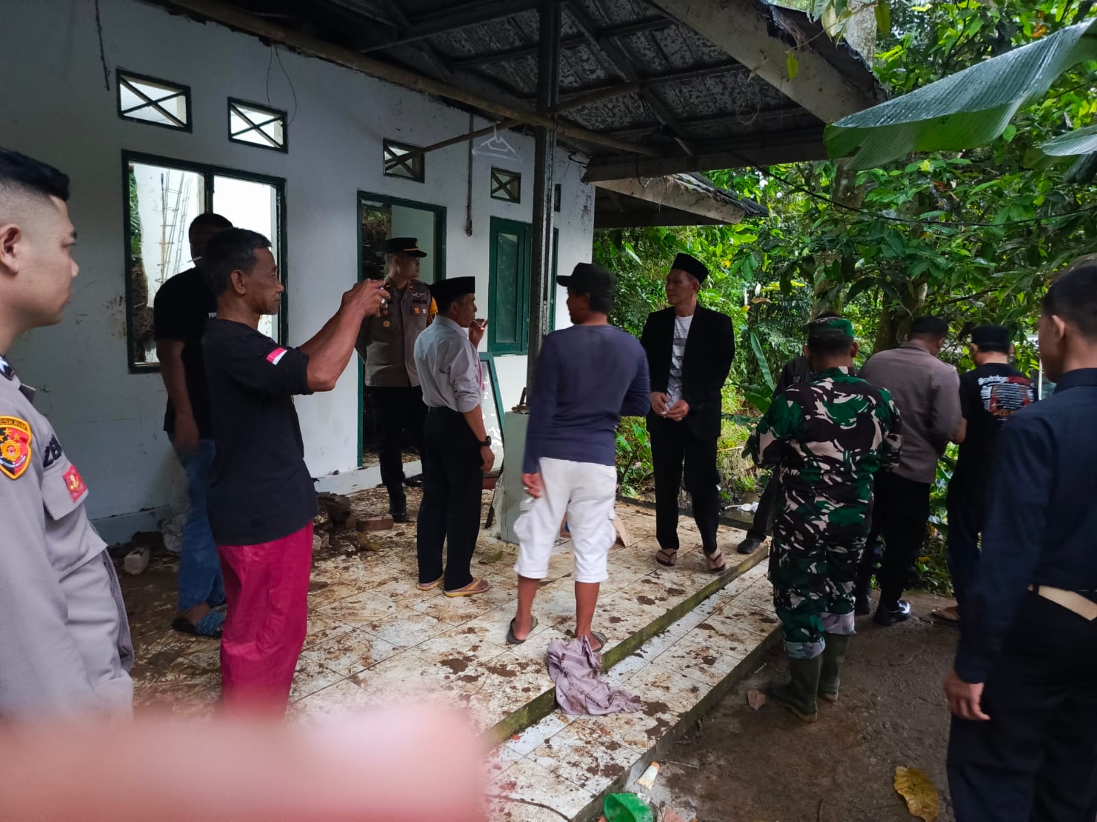 DIEVAKUASI : Warga dan petugas gabungan usai mengevakuasi jasad security Ponpes Yaspida yang tewas setelah tertimbun longsor di Kampung Renged, RT (10/03), Desa Cipetir, Kecamatan Kadudampit, Kabupaten Sukabumi pada Sabtu (18/05).(FOTO : UNTUK RADAR SUKABUMI)