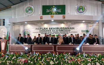 Ribuan santri pondok pesantren Darussyifa Al-Fithroh Yaspida Sukabumi saat mengikuti haflah akhirussanah dan pelepasan santri terselenggara (foto : ist)