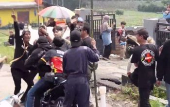 RUSUH : Suasana tangkapan layar saat dua kelompok pemuda terlibat bentrok pada festival drumband dalam perayaan samenan sekolah madrasah di wilayah Kampung Cisarua, Desa Citamiang, Kecamatan Kadudampit, Kabupaten Sukabumi.(FOTO : TANGKAPAN LAYAR)