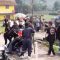 RUSUH : Suasana tangkapan layar saat dua kelompok pemuda terlibat bentrok pada festival drumband dalam perayaan samenan sekolah madrasah di wilayah Kampung Cisarua, Desa Citamiang, Kecamatan Kadudampit, Kabupaten Sukabumi.(FOTO : TANGKAPAN LAYAR)