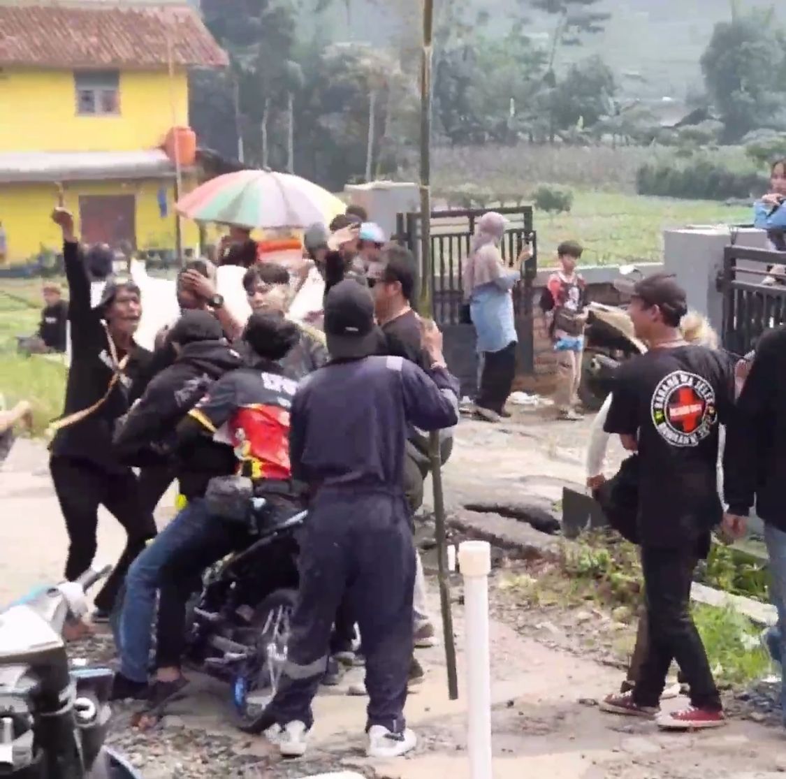 RUSUH : Suasana tangkapan layar saat dua kelompok pemuda terlibat bentrok pada festival drumband dalam perayaan samenan sekolah madrasah di wilayah Kampung Cisarua, Desa Citamiang, Kecamatan Kadudampit, Kabupaten Sukabumi.(FOTO : TANGKAPAN LAYAR)
