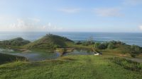 Wisata Murah di Pantai Karang Bolong di Sukabumi, Bekas Penggalian Pasir Hitam yang Menawan