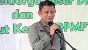 Kepala dinas DPMPTSP Kabupaten Sukabumi Ali Iskandar saat memberikan sambutan dalam acara rapat.