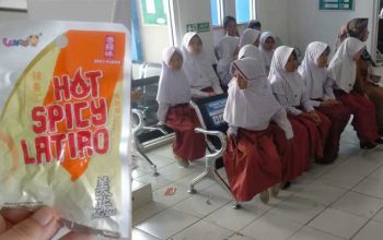 Salah seorang guru kelas 2A SDN Cidadap I, Desa Limbangan, Kecamatan Sukaraja, Kabupaten Sukabumi, saat mambawa belasan siswa ke Puskesmas pada Senin (13/05) siang.