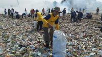 Forkopimcam Simpenan Sukabumi Bersama Lintas Sektor Bersihkan Pantai Sangrawang