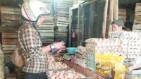 Penjual telur ayam di Kota Sukabumi