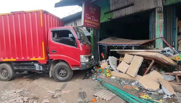 Truk Masuk Warung Nasi Padang