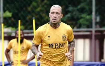 Radja Nainggolan, pemain Belgia keturunan Indonesia, memberikan isyarat untuk bertahan di Liga Indonesia meski Bhayangkara FC gagal diselamatkan dari degradasi. (Bhayangkara FC)