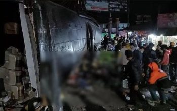 Kecelakaan bus Trans Putera Fajar yang membawa puluhan pelajar SMK Lingga Kencana Depok, kecelakaan di Turunan Ciater, Subang, Jawa Barat, Sabtu malam 11 Mei 2024.