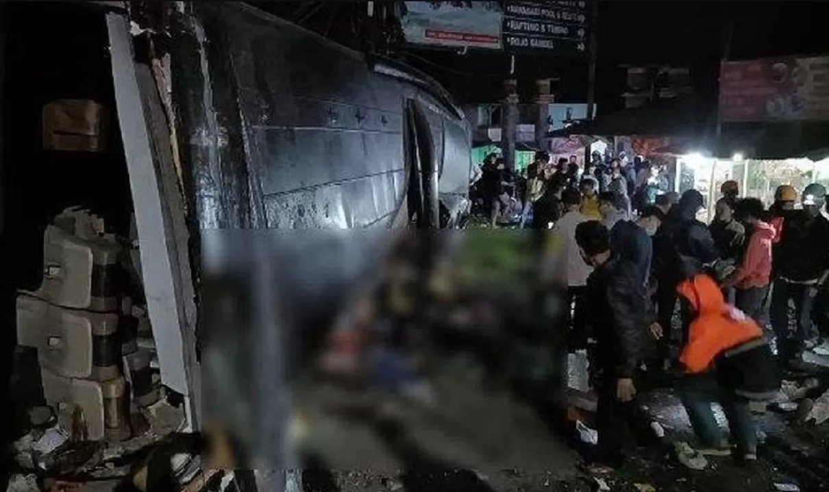 Kecelakaan bus Trans Putera Fajar yang membawa puluhan pelajar SMK Lingga Kencana Depok, kecelakaan di Turunan Ciater, Subang, Jawa Barat, Sabtu malam 11 Mei 2024.