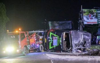 Mobil derek berusaha mengevakuasi bus yang terlibat kecelakaan di Desa Pelasari, Kecamatan Ciater, Kabupaten Subang, Jawa Barat, Sabtu (11/5/2024) malam. (Raisan Al Farisi)