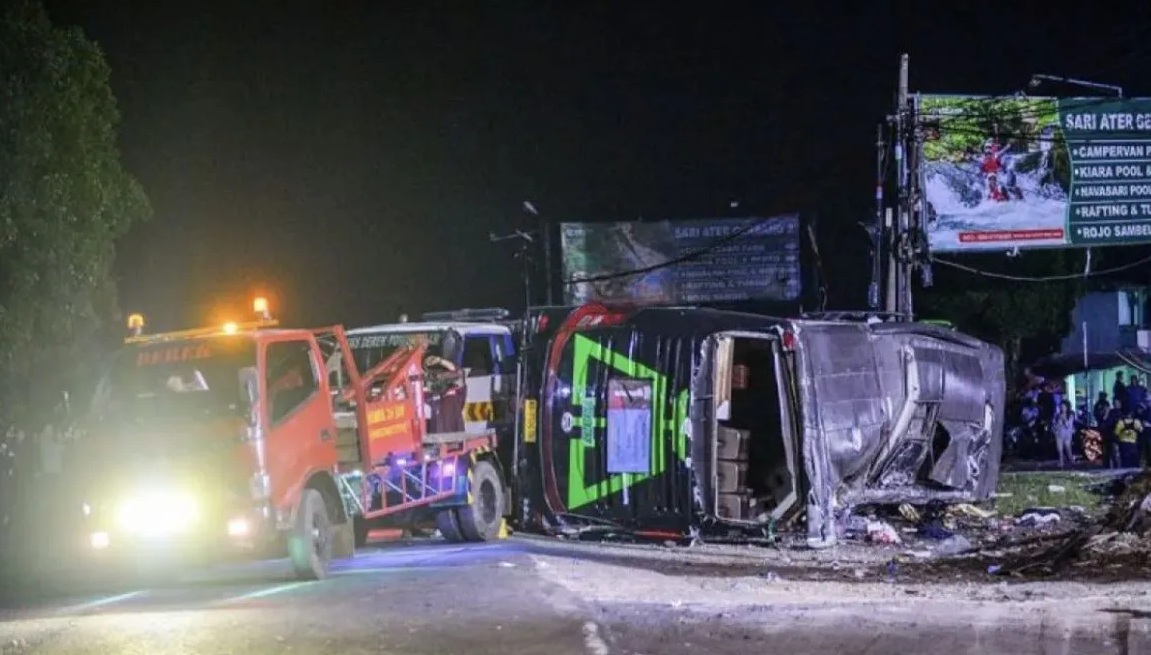 Mobil derek berusaha mengevakuasi bus yang terlibat kecelakaan di Desa Pelasari, Kecamatan Ciater, Kabupaten Subang, Jawa Barat, Sabtu (11/5/2024) malam. (Raisan Al Farisi)