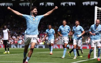 Pemain Manchester City Josko Gvardiol merayakan mencetak gol ketiga mereka di Premier League Fulham versus Manchester City di Craven Cottage, London, Britain (11/5/2024). (REUTERS/David Klein/pri)