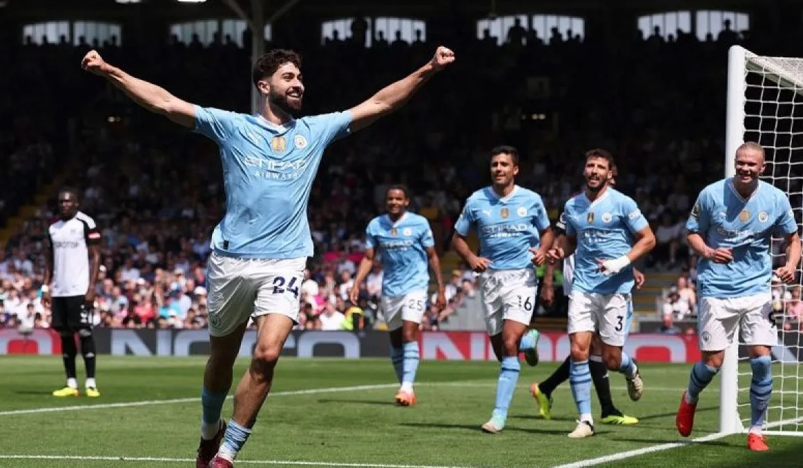 Pemain Manchester City Josko Gvardiol merayakan mencetak gol ketiga mereka di Premier League Fulham versus Manchester City di Craven Cottage, London, Britain (11/5/2024). (REUTERS/David Klein/pri)
