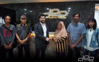 Producer/CEO Dheeraj Kalwani bersama orang tua dan keluarga Vina Cirebon. (Instagram/@deecompany_official)