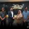 Producer/CEO Dheeraj Kalwani bersama orang tua dan keluarga Vina Cirebon. (Instagram/@deecompany_official)
