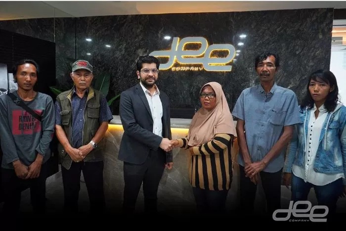 Producer/CEO Dheeraj Kalwani bersama orang tua dan keluarga Vina Cirebon. (Instagram/@deecompany_official)