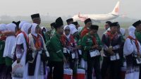 Ilustrasi: Jamaah calon haji embarkasi Surabaya tiba di landasan Terminal 1 Bandara Internasional Juanda Surabaya di Sidoarjo, Jawa Timur, Minggu (12/5/2024).
