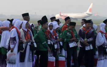 Ilustrasi: Jamaah calon haji embarkasi Surabaya tiba di landasan Terminal 1 Bandara Internasional Juanda Surabaya di Sidoarjo, Jawa Timur, Minggu (12/5/2024).
