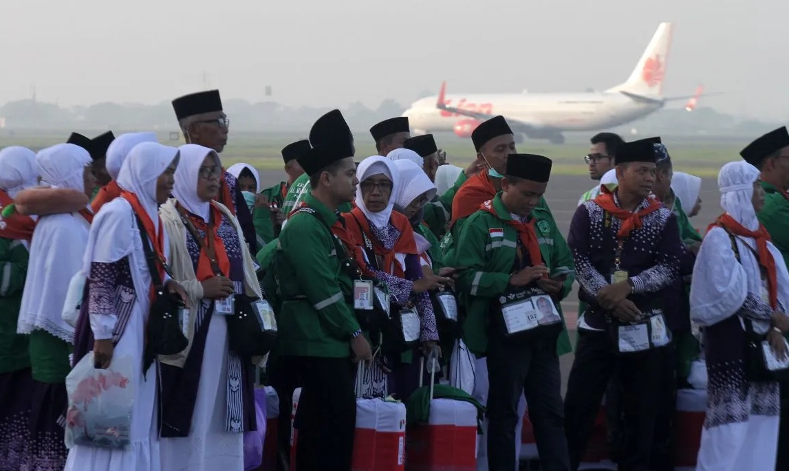 Ilustrasi: Jamaah calon haji embarkasi Surabaya tiba di landasan Terminal 1 Bandara Internasional Juanda Surabaya di Sidoarjo, Jawa Timur, Minggu (12/5/2024).