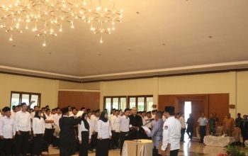 Pelantikan ratusan anggota PPK Pilkada Kabupaten Sukabumi 2024 di salah satu hotel di wilayah Kecamatan/Kabupaten Sukabumi, Jabar pada Kamis (16/5/2024).