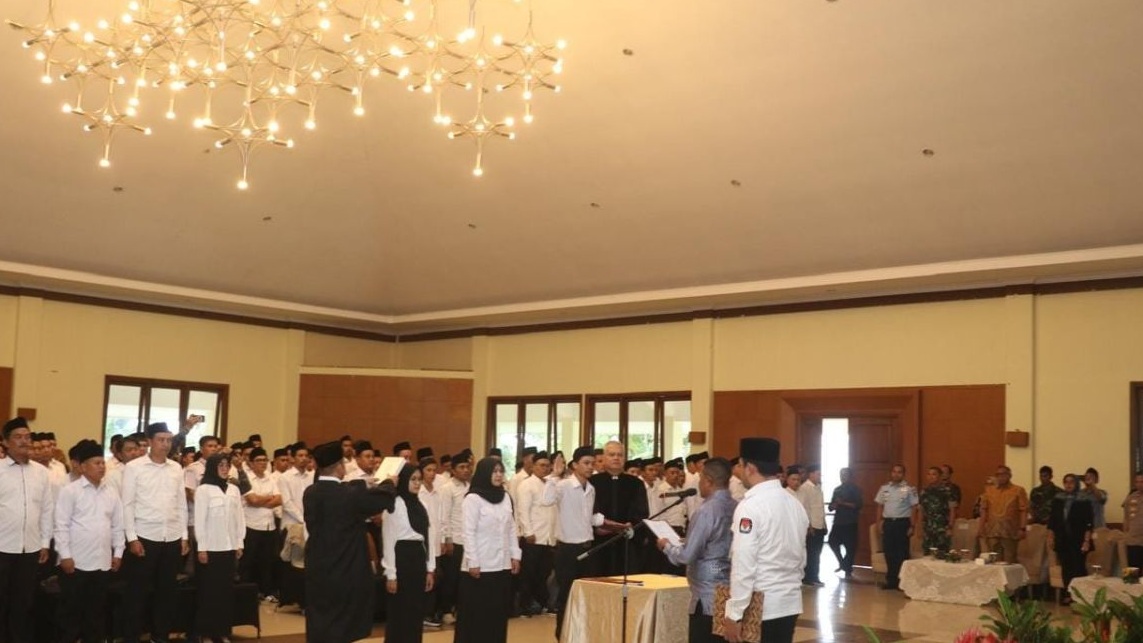 Pelantikan ratusan anggota PPK Pilkada Kabupaten Sukabumi 2024 di salah satu hotel di wilayah Kecamatan/Kabupaten Sukabumi, Jabar pada Kamis (16/5/2024).