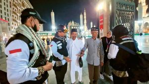 Apes, Dua Jemaah Indonesia Langgar Aturan di Masjid Nabawi Gara-gara Kibarkan Bendera