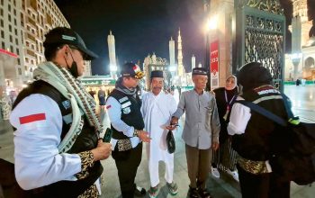 DIANTAR BALIK: Petugas haji mengantar seorang jemaah haji yang sempat kebingungan pulang saat berada di area Masjid Nabawi, Madinah, Kamis (16/5) malam Waktu Arab Saudi. (ARIS IMAM MASYHUDI/JAWA POS)