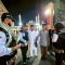 DIANTAR BALIK: Petugas haji mengantar seorang jemaah haji yang sempat kebingungan pulang saat berada di area Masjid Nabawi, Madinah, Kamis (16/5) malam Waktu Arab Saudi. (ARIS IMAM MASYHUDI/JAWA POS)