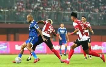 Penyerang Persib Bandung David da Silva beraksi dalam laga lanjutan Liga 1 2022-2023 kontra Madura United. Laga Madura United vs Persib Bandung berlangsung di Stadion Gelora Madura Ratu Pamelingan, Pamekasan, Jawa Timur, pada Jumat (20/1/2023)