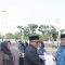 Bupati Sukabumi Marwan Hamami menyerahkan SK pengangkatan PPPK Pemkab Sukabumi formasi 2023 secara simbolis kepada salah satu pegawai saat apel penyerahan SK pengangkatan PPPK kepad 750 pegawai di Lapang Cangehgar, Kecamatan Palabuhanratu, Kabupaten Sukabumi, Jabar pada Rabu (22/5/2024).