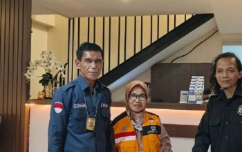 Perwakilan dari SBMI Kabupaten Sukabumi, Badan Pelindungan Pekerja Pekerja Migran Indonesia (BP2MI) Jawa Barat dan Kawan Pekerja Migran Indonesia Kabupaten Sukabumi saat menjemput jenazah pekerja migran Indonesia asal Kabupaten Sukabumi di Bandara Soekarno-Hatta 