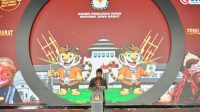 Penjabat Gubernur Jawa Barat Bey Machmudin resmi meluncurkan Pemilihan Gubernur dan Wakil Gubernur Jawa Barat Tahun 2024, di Sasana Budaya Ganesha Bandung, Senin (27/5/2024). (Humas Jabar)