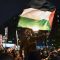 Seorang pria mengibarkan bendera Palestina dalam aksi unjuk rasa pro-Palestina yang digelar di luar Universitas Columbia di New York, Amerika Serikat, Selasa (23/4/2024). Xinhua.