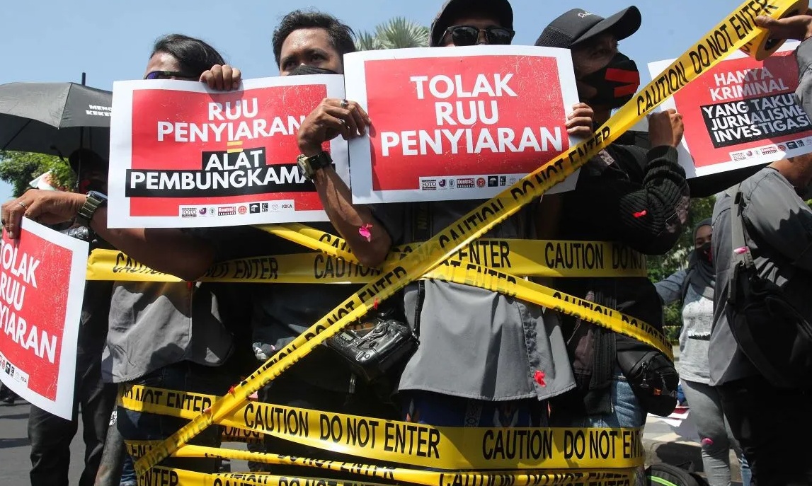 Sejumlah jurnalis berunjuk rasa di Surabaya, Jawa Timur, Selasa (28/5/2024). Aksi yang dilakukan sejumlah jurnalis dari berbagai organisasi pers itu untuk menyatakan sikap menolak pembahasan revisi UU Penyiaran karena dinilai cacat prosedur dan merugikan publik. (Didik Suhartono)