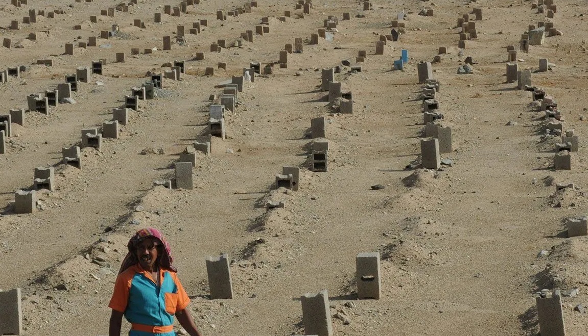 Seorang penjaga makam berjalan di pemakaman jemaah haji yang meninggal di Sharaya, Mekkah, Arab Saudi. 