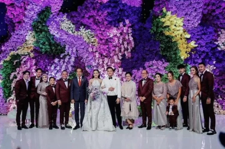 Presiden RI Joko Widodo (Jokowi) bersama Ibu Negara Iriana menghadiri resepsi pernikahan pasangan penyanyi Mahalini dan Rizky Febian yang digelar Jumat, 10 Mei 2024 malam.