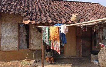 Puluhan warga di Desa Padabeunghar, Kecamatan Jampangtengah, Kabupaten Sukabumi, tinggal di rumah tidak layak huni.