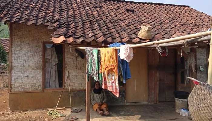 Puluhan warga di Desa Padabeunghar, Kecamatan Jampangtengah, Kabupaten Sukabumi, tinggal di rumah tidak layak huni.