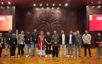 BERSINERGI: Foto bersama Business Growth and Analytics Area Telkomsel Khairil Irfan Partomuan D dan jajaran, Country Head YouTube Indonesia Suwandi Widjaja dan Direktur Direktorat Pengembangan Karir dan Hubungan Alumni UI Ahmad Syafiq dalam acara YouTube Campus Day di UI, Selaa (28/5).. (Ist)