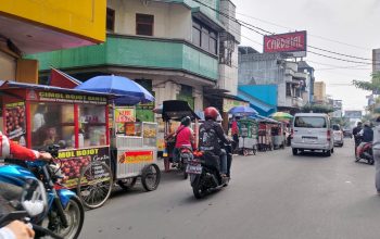 SEMRAWUT: Kondisi para PKL berjejer di ruas Jalan Ahmad Yani Kota Sukabumi, Rabu (1/5) menyebabkan tata kelola Kota Semrawut. (FT: BAMBANG/RADARSUKABUMI)
