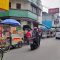 SEMRAWUT: Kondisi para PKL berjejer di ruas Jalan Ahmad Yani Kota Sukabumi, Rabu (1/5) menyebabkan tata kelola Kota Semrawut. (FT: BAMBANG/RADARSUKABUMI)