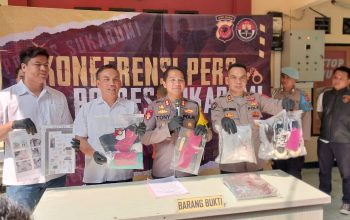 Kapolres Sukabumi AKBP Tony Prasteyo Yudhangkoro saat mengitrogasi pelaku pembunuhan. Timbulnya nafsu ingin melakukan hubungan sesama jenis jadi alasan pelaku membunuh korban di daerah Citepus Palabuhanratu Kabupaten Sukabumi.