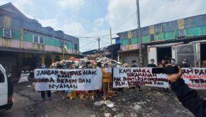 Curhatan Warga Cisaat Saat Tumpukan Sampah Membusuk, Pasar Bau Busuk!