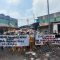 Warga Desa Sukamanah, saat protes tumpukan sampah di pojok pasar Cisaat pada Senin (13/05). FOTO : DENDI/RADAR SUKABUMI